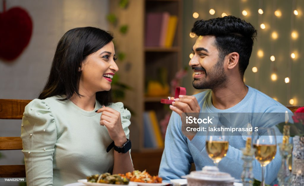 Happy Marriage Anniversary In Hindi|विवाह वर्षगाँठ की शुभकामनाएँ| 4 खुद की एनिवर्सरी का स्टेटस कैसे लगाएं?