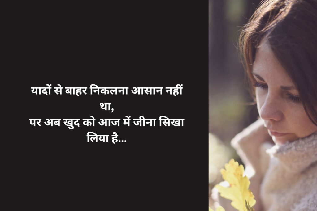 व्यक्ति जो आईने में खुद को देखकर मुस्कुरा रहा है
